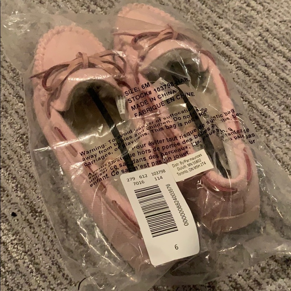 BRAND NEW WITH TAG!  Lovely Moccasin slippers - Picture 4 of 6